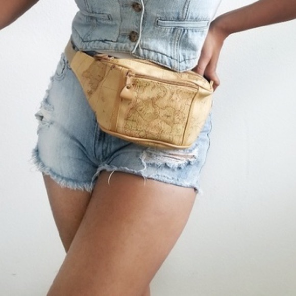 Handbags - 💕HP💕Globe fanny pack